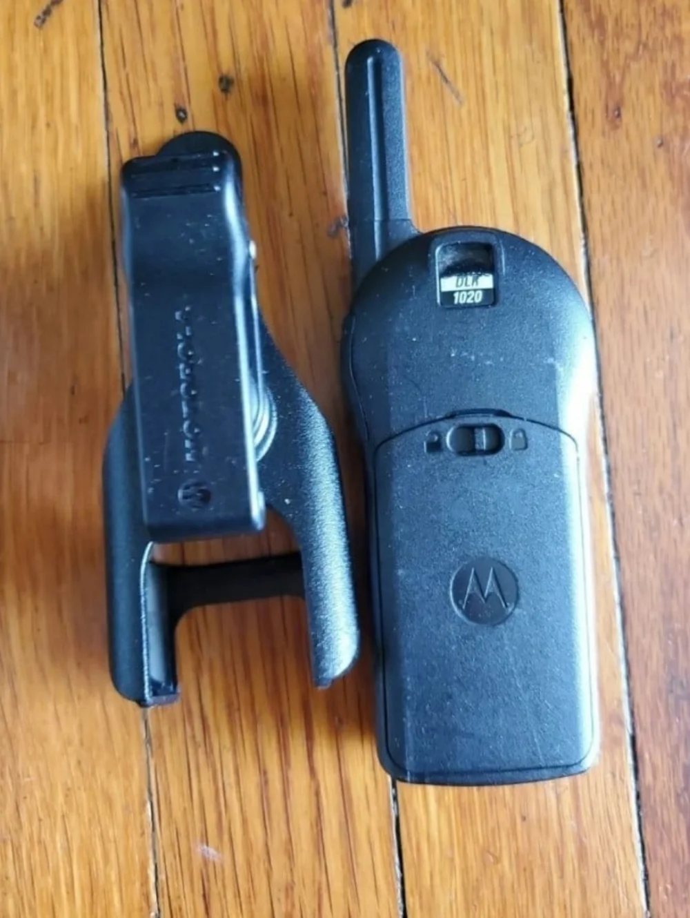 6 Motorola DLR 1020 900MHz black handheld radios and 1 charging base
